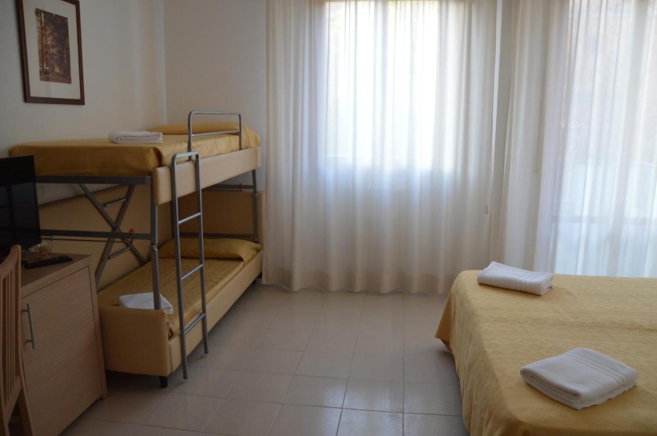 Hotel Caesar Pesaro Chambre photo