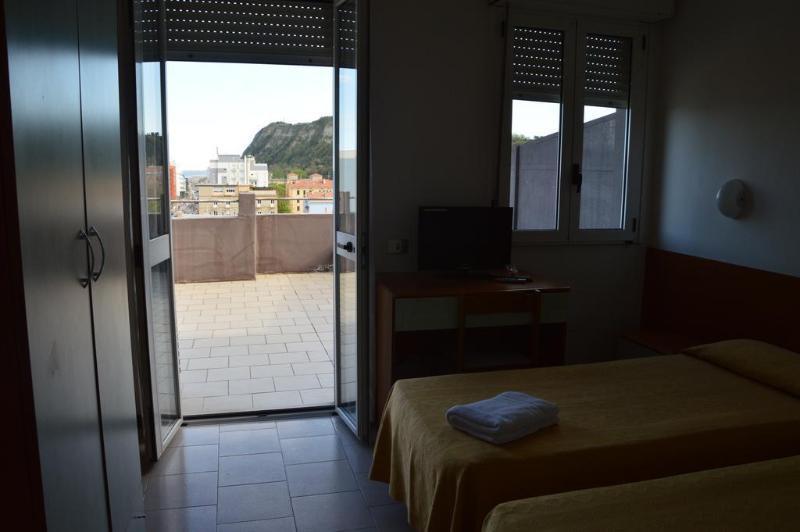 Hotel Caesar Pesaro Extérieur photo