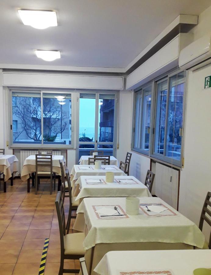 Hotel Caesar Pesaro Extérieur photo