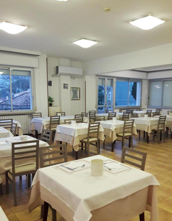 Hotel Caesar Pesaro Extérieur photo