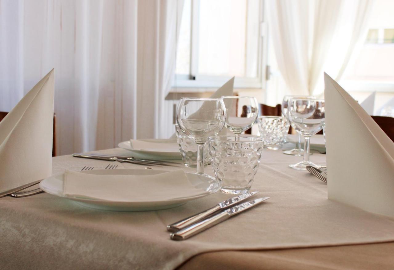 Hotel Caesar Pesaro Extérieur photo