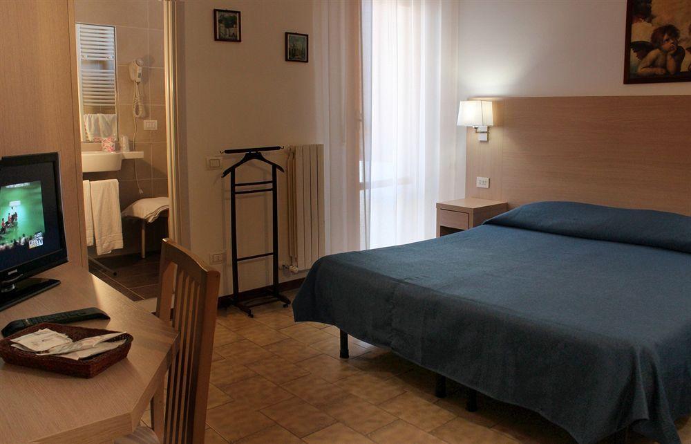 Hotel Caesar Pesaro Extérieur photo