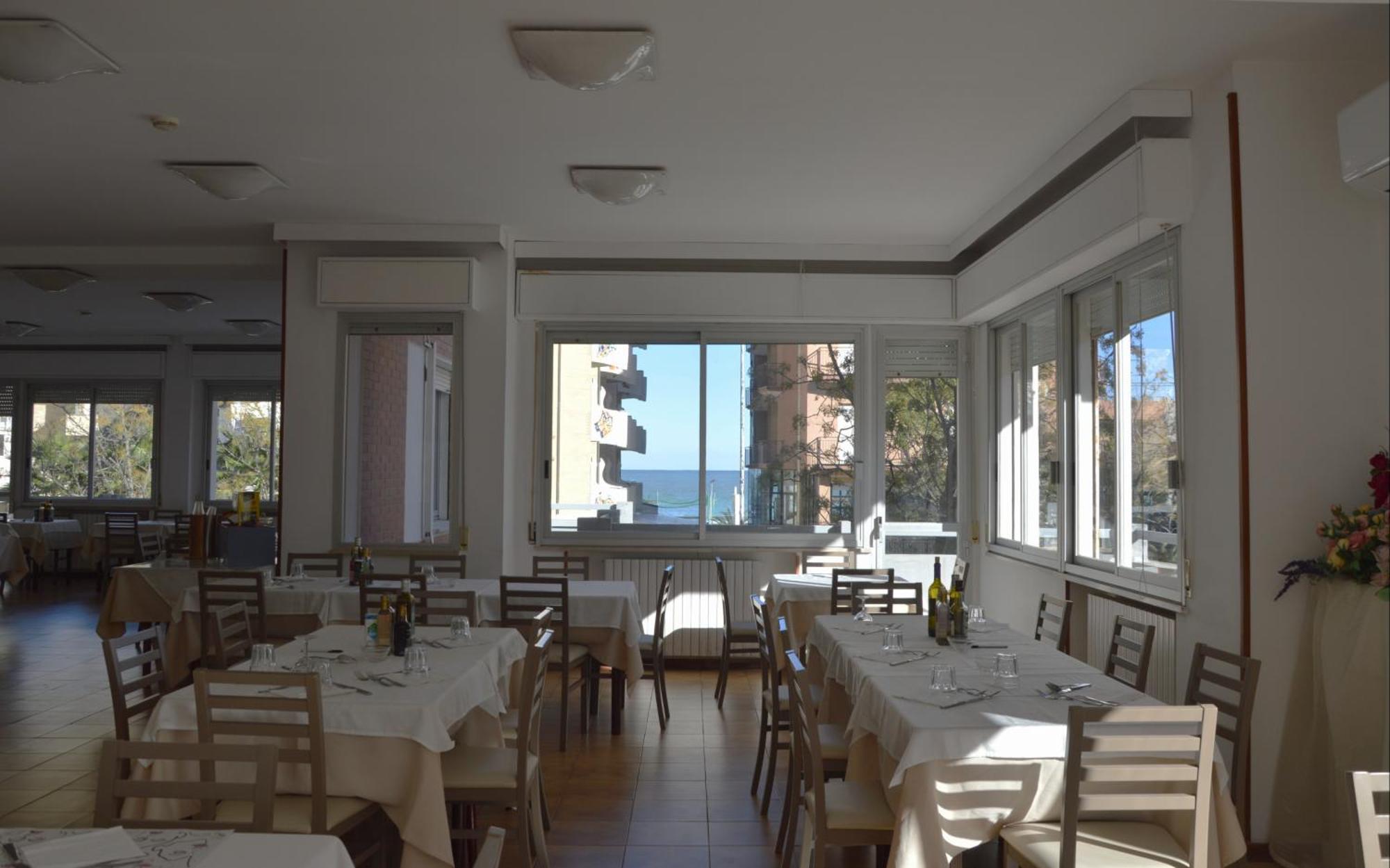 Hotel Caesar Pesaro Extérieur photo
