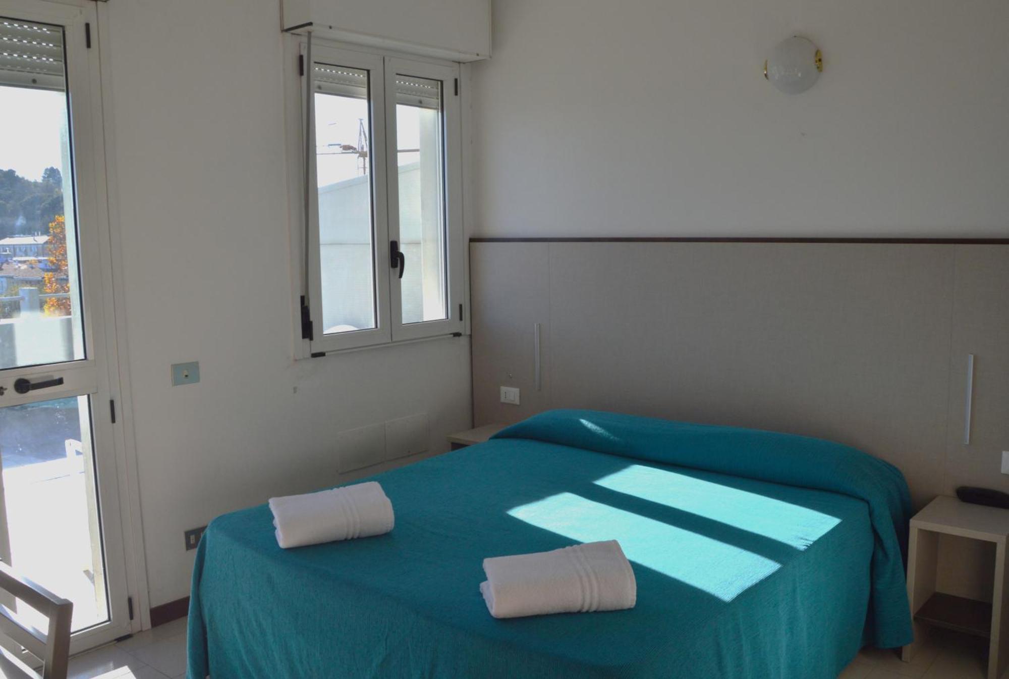 Hotel Caesar Pesaro Extérieur photo