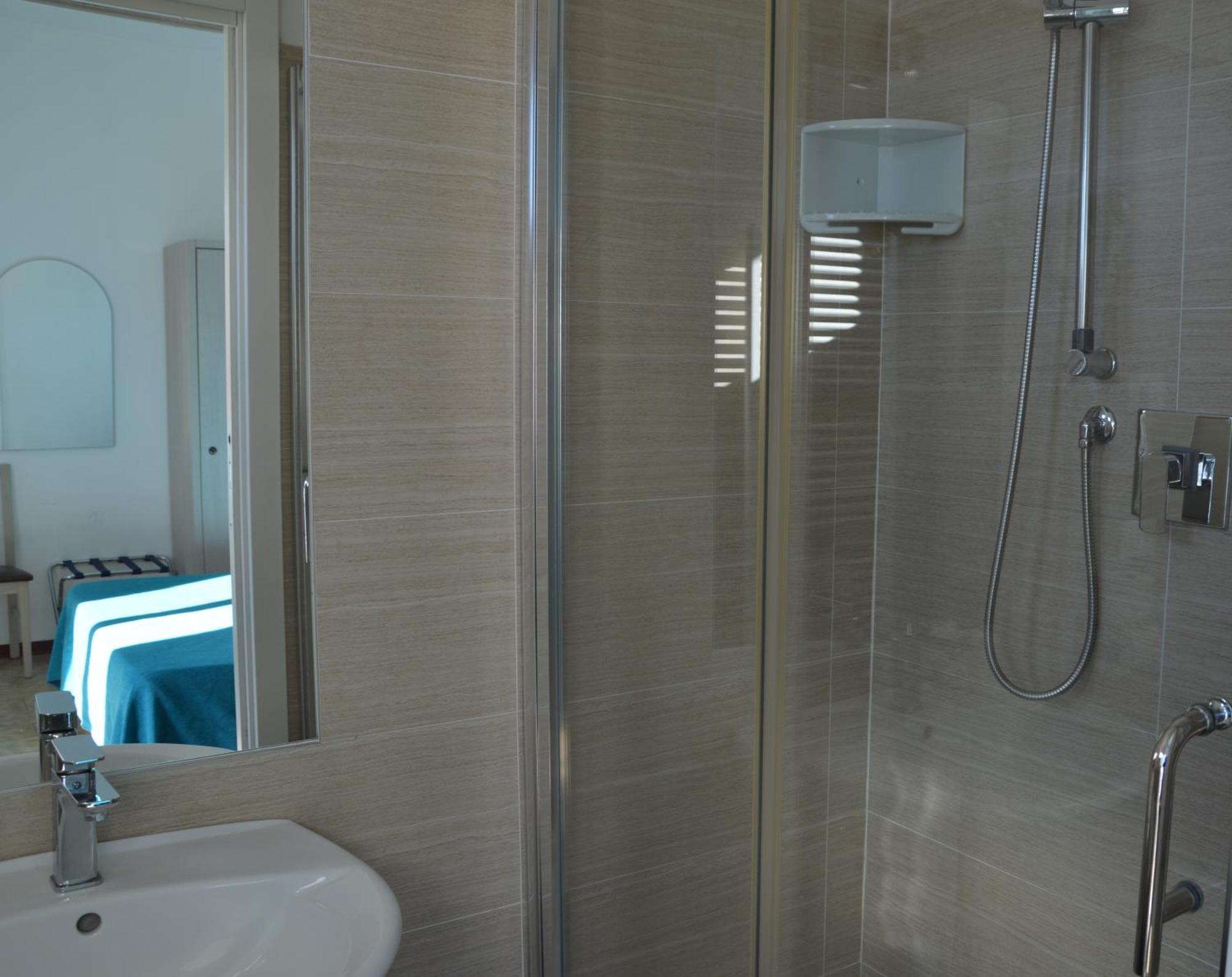 Hotel Caesar Pesaro Extérieur photo
