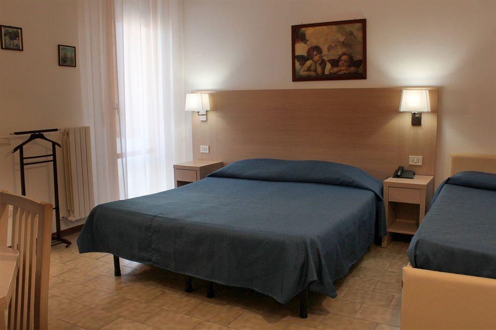 Hotel Caesar Pesaro Extérieur photo
