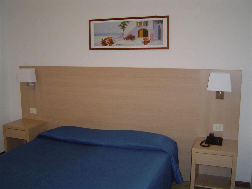 Hotel Caesar Pesaro Extérieur photo