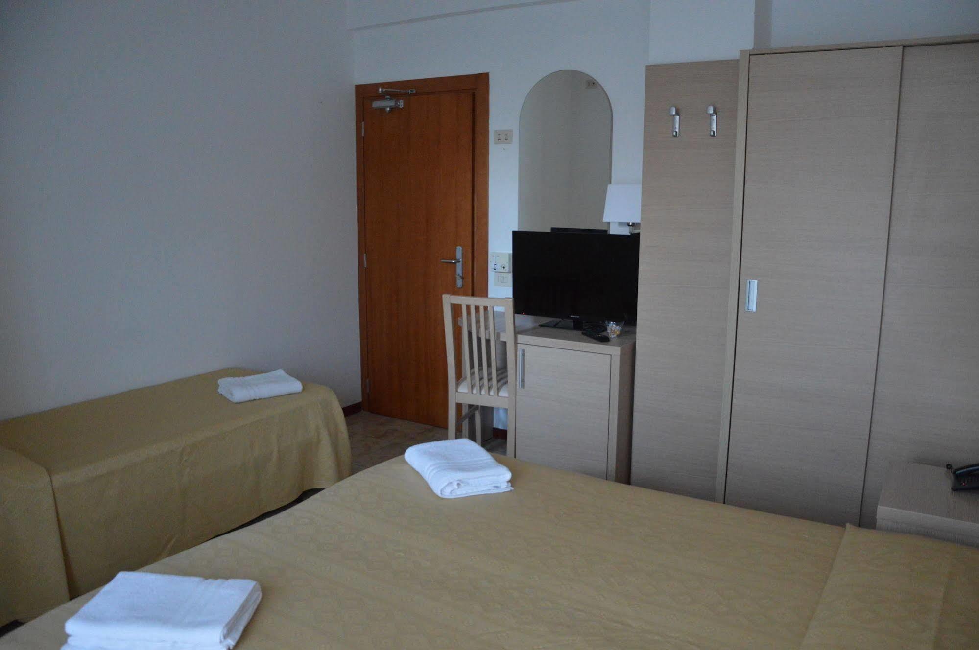 Hotel Caesar Pesaro Extérieur photo