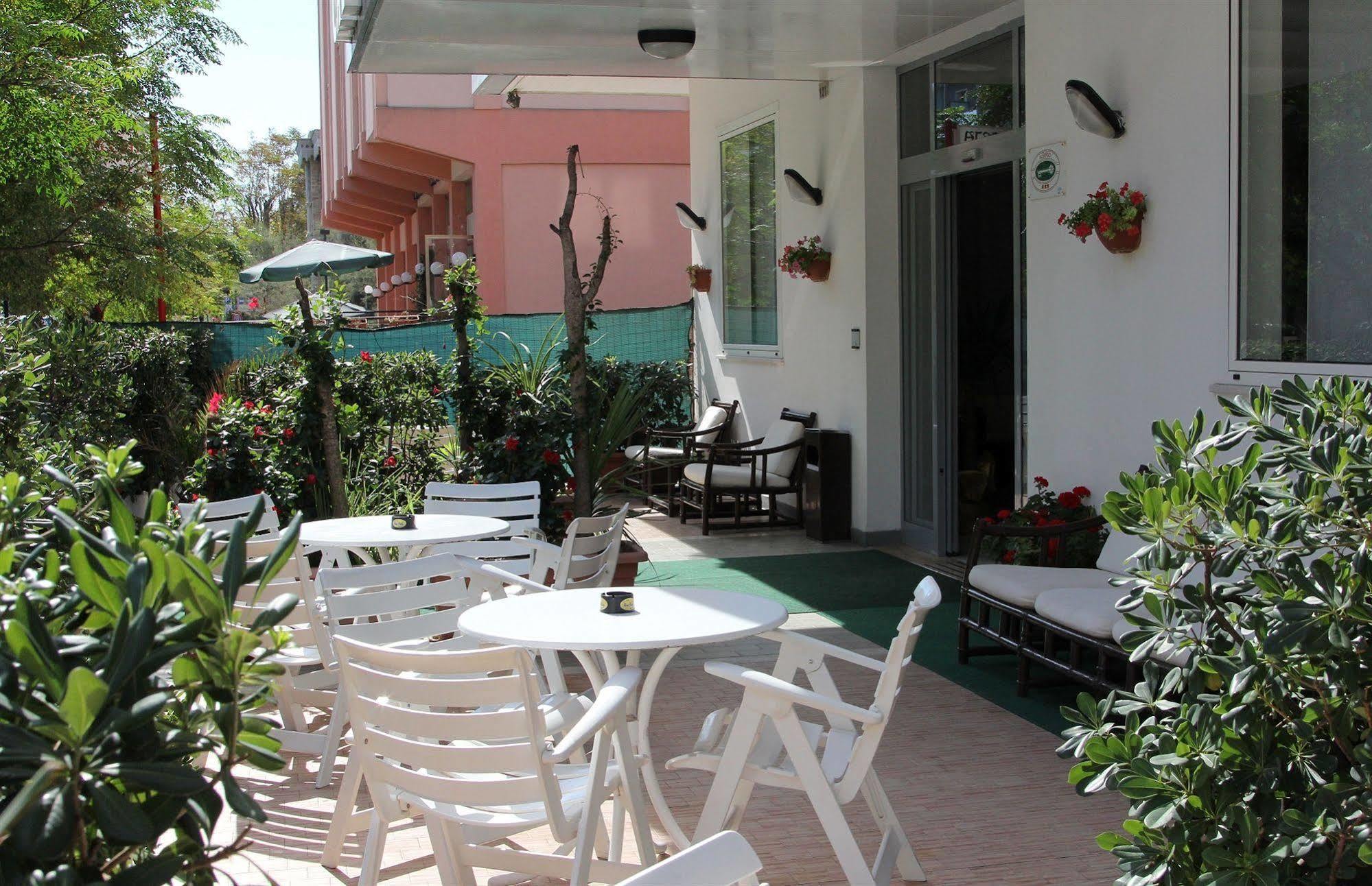 Hotel Caesar Pesaro Extérieur photo