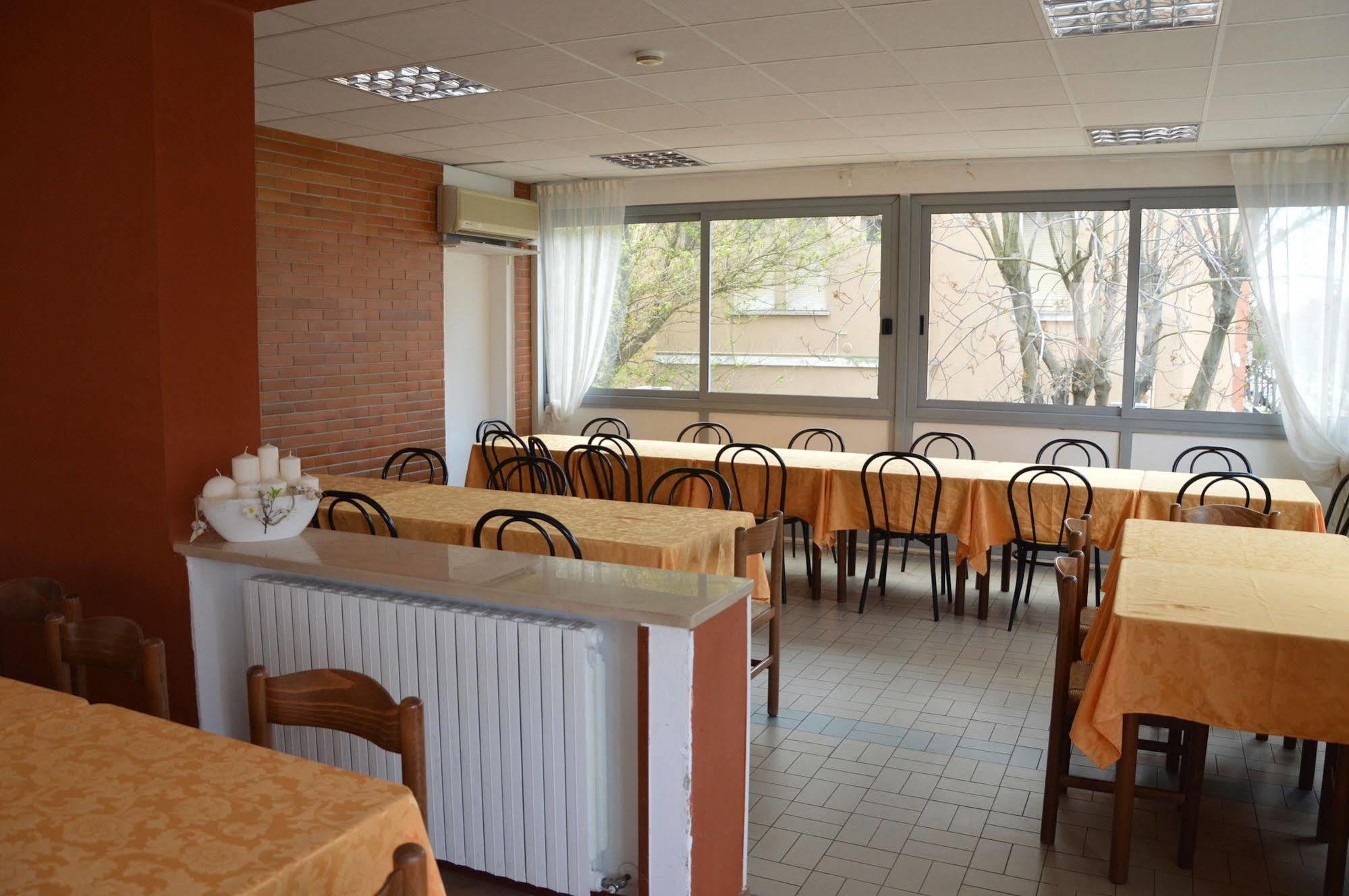 Hotel Caesar Pesaro Extérieur photo