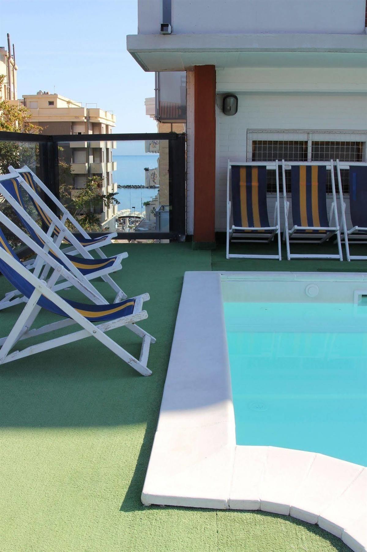 Hotel Caesar Pesaro Extérieur photo