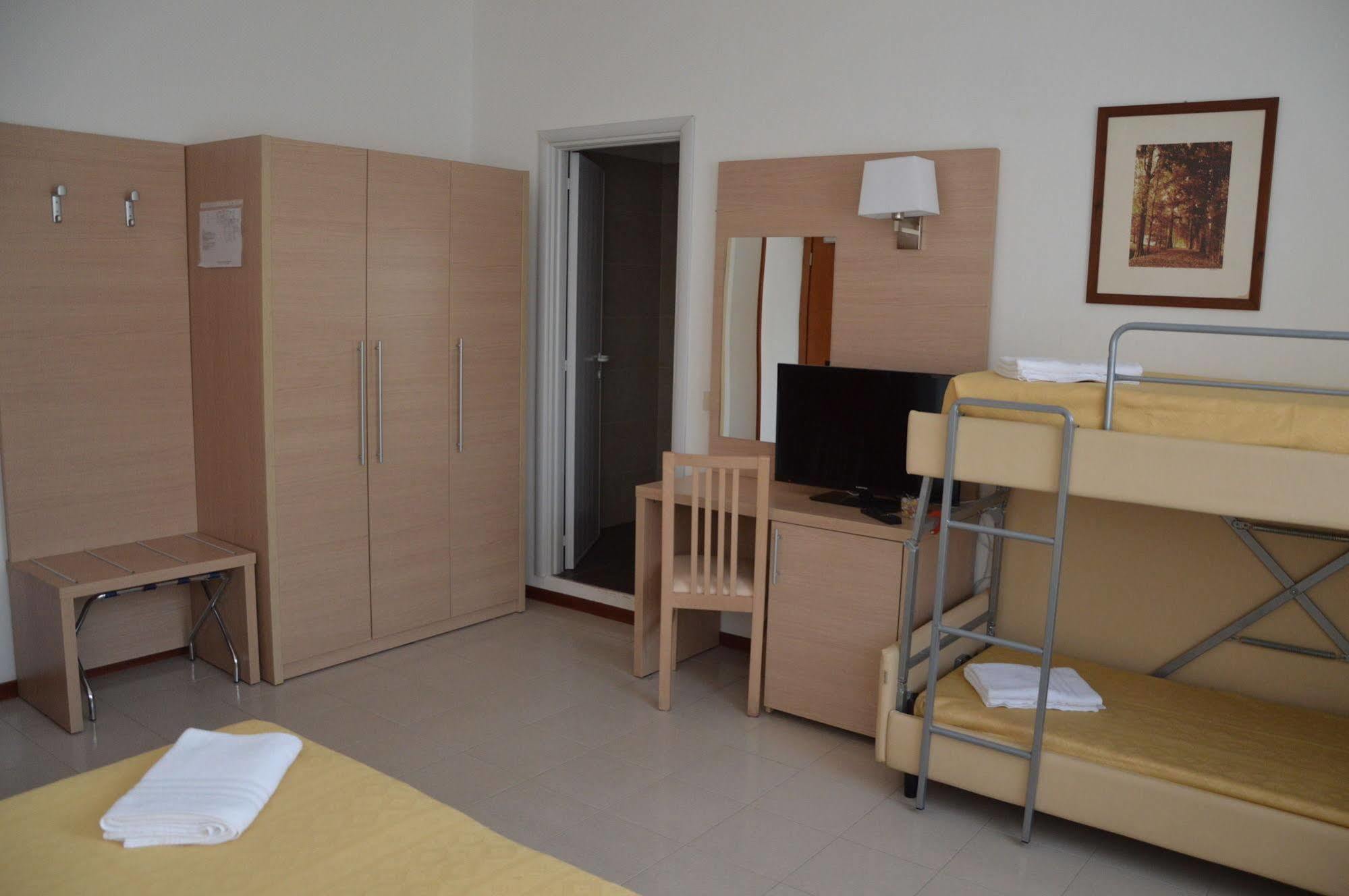 Hotel Caesar Pesaro Extérieur photo