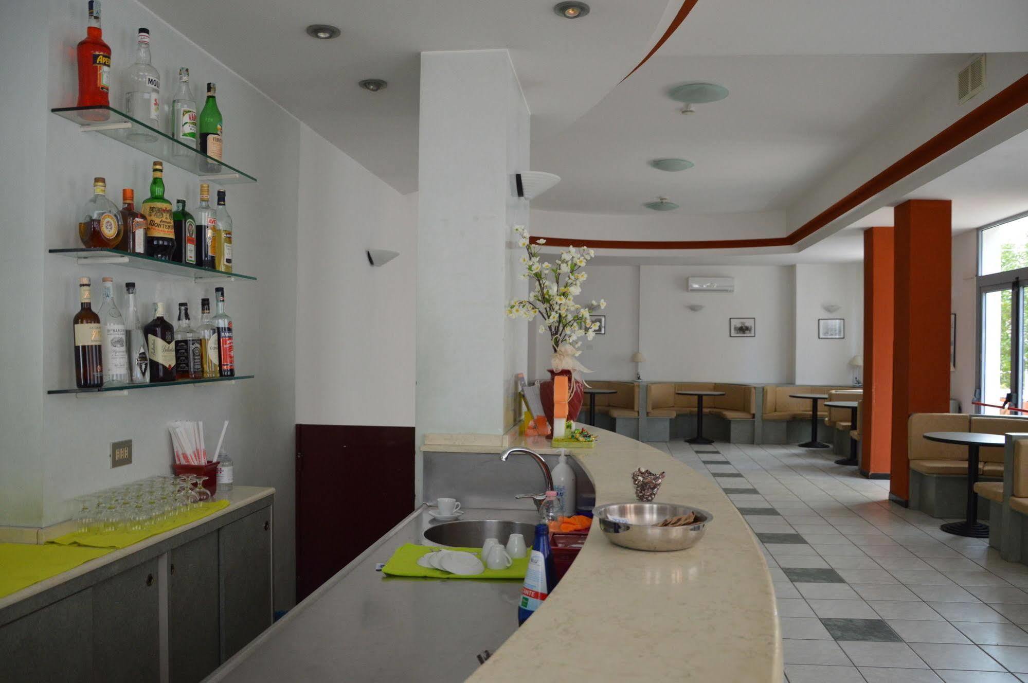 Hotel Caesar Pesaro Extérieur photo